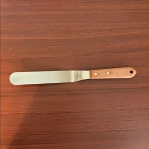 Large icing spreader